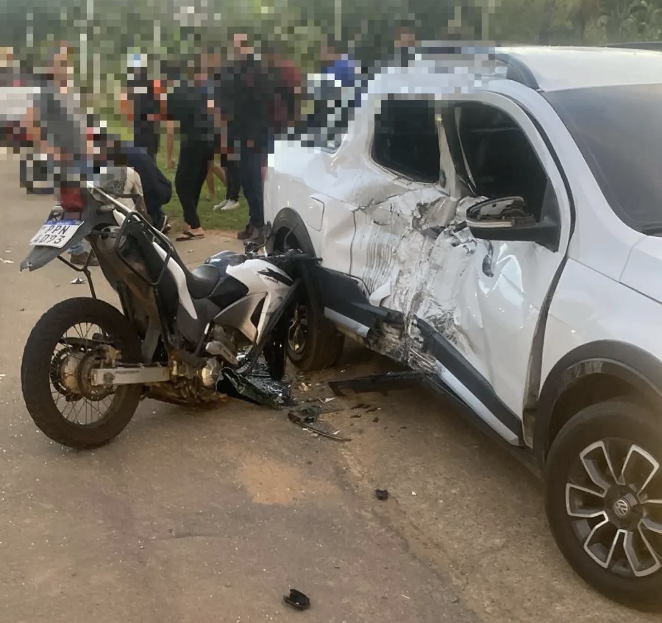 Acidente grave entre carro e moto deixa motociclista ferido em Anchieta