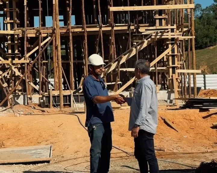 Dorlei Fontão acompanha obras da Estação de Tratamento de Esgoto de Mineirinho em Presidente Kennedy